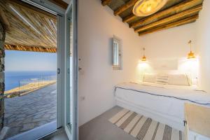 Voodi või voodid majutusasutuse Makarias Traditional Luxury Villas toas +37 fotot