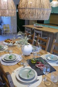 羅佐瓦克的住宿－Kalpic Suites & Villa，一张桌子上放有盘子和酒杯