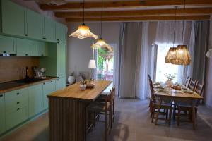 cocina con mesa y comedor en Kalpic Suites & Villa en Lozovac