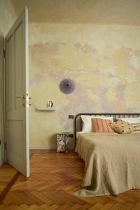 a bedroom with a bed with a painting of clouds at Zelda in Udine