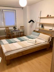 Cette chambre comprend un grand lit et une table. dans l'établissement Appartement München Zentrum, à Munich