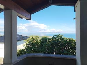 - Balcón con vistas al océano en Apartman Ivano, en Krnica
