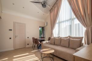 een woonkamer met een bank en een tafel bij LightSummerPalanga in Palanga