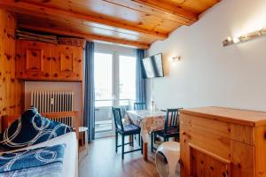 eine Küche und ein Esszimmer mit einem Tisch und Stühlen in der Unterkunft Alpenstadel by MoniCare in Seefeld in Tirol