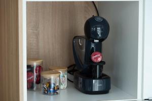 バイア・マーレにあるMarble Central Residenceの食器棚の棚の上にあるコーヒーメーカー
