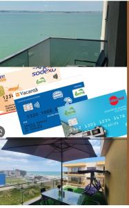 ein Banner für ein Strandhaus mit einem Sonnenschirm in der Unterkunft VIRGO Apartaments Mamaia in Mamaia