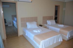 Postelja oz. postelje v sobi nastanitve Legacy Hotel