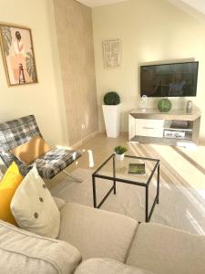 un salon avec un canapé et une télévision à écran plat dans l'établissement Apartamento Mirador Costa Golf, à Sant Jordi 43 autres photos