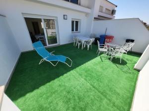 Patio nebo venkovní prostory v ubytování Luminoso ático dúplex con terraza de césped