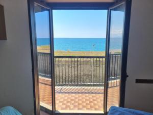 Dieses Zimmer bietet einen Balkon mit Meerblick. in der Unterkunft ROSSO - PROPPRO SRL - MILAZZO ISOLE EOLIEe in Milazzo