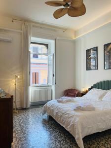 una camera da letto con un letto e un ventilatore a soffitto di Dulcamara Boutique Apartments - MAISON DÈCO a Bari