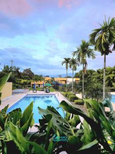 Бассейн в Apartamento Vacacional a 5m del Aeropuerto - 20 minutos del Parque del Café y Centro de Armenia - Con 4 Piscinas - 3 Jacuzzi - Sauna - By Molca Travel или поблизости