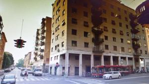un edificio in una strada cittadina con un semaforo di Bed & Breakfast CENTRALE a Bologna