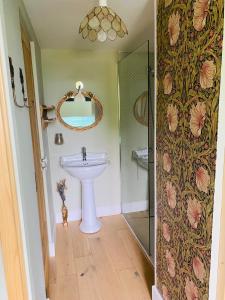 a bathroom with a sink and a mirror at Le Zingaro in Busque
