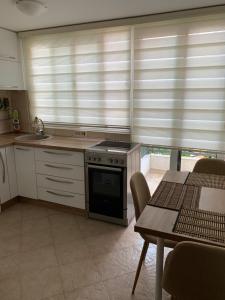 Kuchyň nebo kuchyňský kout v ubytování Apartmani Jedro