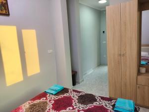 1 dormitorio con cama, armario y puerta en Apex rest house en Ereván