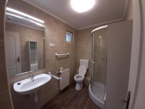 Koupelna v ubytování 4 féröhelyes apartman