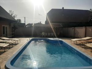 Bazén v ubytování 4 féröhelyes apartman nebo v jeho okolí