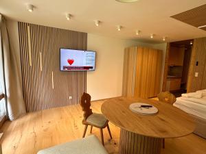 TV a/nebo společenská místnost v ubytování Apartment mit Indoor Pool und Garten