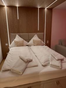 Postel nebo postele na pokoji v ubytování Apartment mit Indoor Pool und Garten