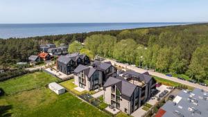 een luchtfoto van een groot huis met een tuin bij LightSummerPalanga in Palanga