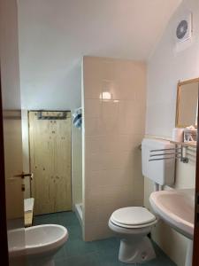 a bathroom with a toilet and a sink at SottoCasa Casavacanze in Canosa di Puglia