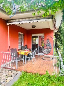 eine Terrasse mit Tisch und Stühlen vor einem Haus in der Unterkunft Nice and cozy House in Frisange