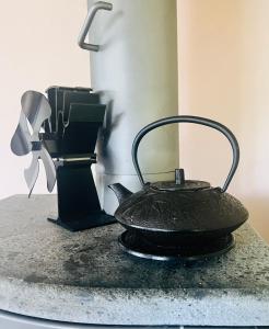 einen Wasserkocher mit schwarzem Tee auf einer Theke in der Unterkunft Nice and cozy House in Frisange