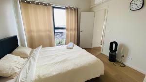 Ένα ή περισσότερα κρεβάτια σε δωμάτιο στο New 3 Bedroom Town House on Clyde