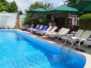 Kolam renang di atau dekat dengan Guest House Yanita