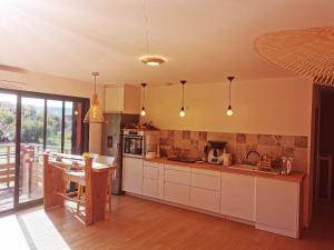 Kuchyň nebo kuchyňský kout v ubytování Duplex Orange Oasis