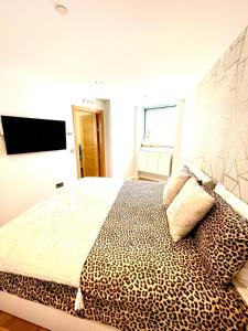 Кровать или кровати в номере Gibraltar Central Suites