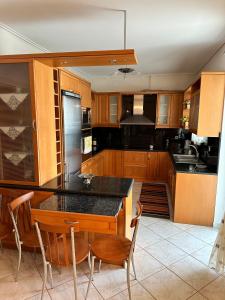 Kuchyňa alebo kuchynka v ubytovaní beautiful apartment near the beach + 29 fotografií