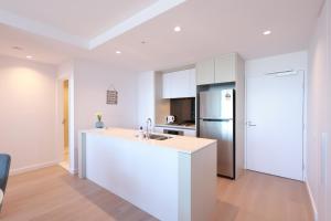 Cucina o angolo cottura di 09D 2Bedroom Abnb-Style Ocean view Apt with Free parking