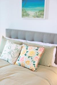 Letto o letti in una camera di 09D 2Bedroom Abnb-Style Ocean view Apt with Free parking