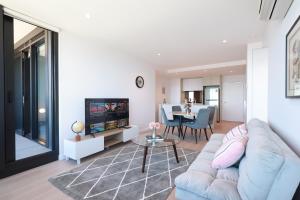 TV o dispositivi per l'intrattenimento presso 09D 2Bedroom Abnb-Style Ocean view Apt with Free parking