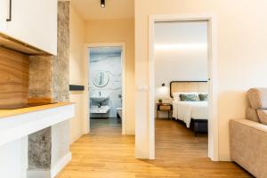 uma vista para um quarto com uma cama e uma sala de estar em Villa de Paradas em Cádis