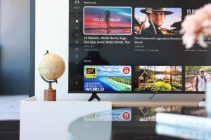 TV o dispositivi per l'intrattenimento presso 09D 2Bedroom Abnb-Style Ocean view Apt with Free parking
