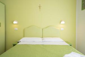 Postel nebo postele na pokoji v ubytování Hotel Odeon