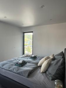 a large bed in a room with a window at Stylische Wohnung, toller Ausblick Selbst-Check-in in Bad Berleburg