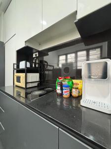 una cocina con encimera con báscula. en POTATO Boutique Hostel, en Singapur