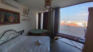 Postel nebo postele na pokoji v ubytování Moab Land Hotel