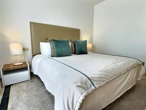 Кровать или кровати в номере Amazing sea views from this exquisite three-bedroom penthouse apartment +34 фотографии