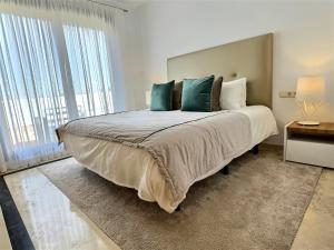 Кровать или кровати в номере Amazing sea views from this exquisite three-bedroom penthouse apartment