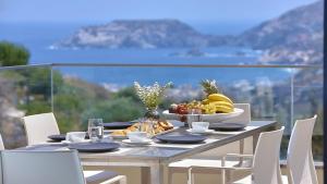 Una mesa con un bol de fruta y un plato de comida. en Casa Blue Villa in Crete, en Agia Pelagia 38 fotos más