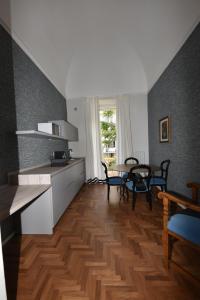 Una cocina y un comedor con mesa y sillas. en Minerva, en Bari