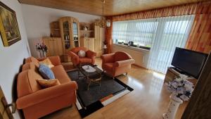 a living room with two chairs and a television at Ferienwohnung Tanja in Schernfeld