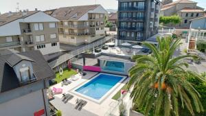 an aerial view of a building with a swimming pool at Hotel Arillo in Noja