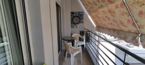 A kitchen or kitchenette at John's Home, δωμάτια σε οικογενειακό Διαμέρισμα, Συγκατοίκηση
