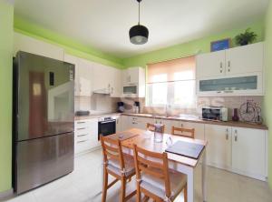 Kuchyň nebo kuchyňský kout v ubytování The Bright House a two-storey maisonette in Loutraki